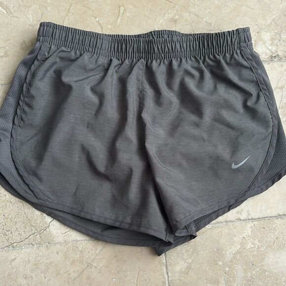 Nike shorts - kids size small - like new - Picture 1 of 4